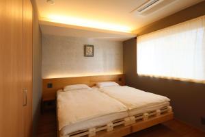 Postel nebo postele na pokoji v ubytování Neon Hotel - Luxury Sleep Retreat - + 37 fotografií