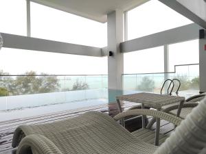 una camera con tavolo, sedie e finestre di Gurney Duplex / 2bedrooms / 8pax a George Town