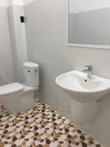 uma casa de banho com um WC e um lavatório em Homestay 484 em Pleiku