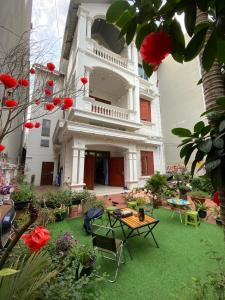 een gebouw met een tuin met een tafel en bloemen bij An Homestay in Yen