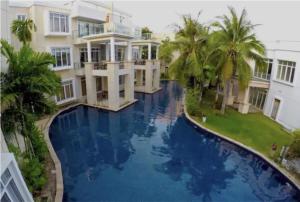 an aerial view of a house with a large swimming pool at 2BR Pool Accesss at Blue Lagoon - Near Sheraton Hua Hin in Hua Hin