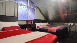 Townside Lodge tesisinde bir odada yatak veya yataklar