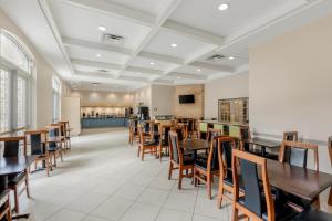 a dining room with wooden tables and chairs at Country Inn & Suites by Radisson, Elk Grove Village-Itasca in Elk Grove Village