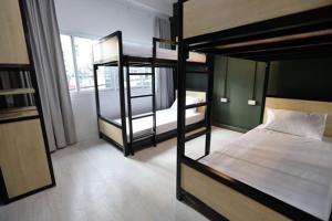 Local Time Bangkok Hostel&Cafe emeletes ágyai egy szobában