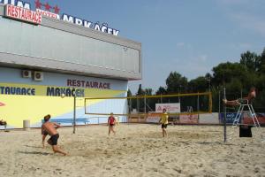 un grupo de personas jugando al voleibol en una playa en Relaxcentrum Mrkáček Lišov, en Lišov