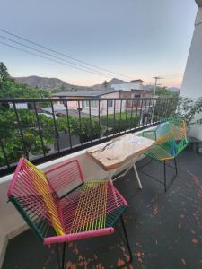 ระเบียงหรือลานระเบียงของ Lovely studio apartment with balcony AC & wi-fi, minutes from downtown!