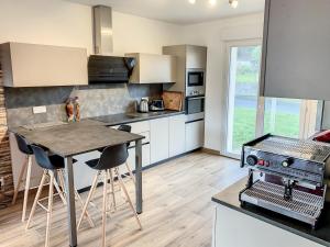 Zdjęcie z galerii obiektu Maison neuve 6 pers à 350m mer, proche balades, avec wifi et jardin - FR-1-361-473 w mieście Carolles