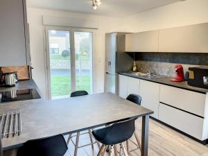 Zdjęcie z galerii obiektu Maison neuve 6 pers à 350m mer, proche balades, avec wifi et jardin - FR-1-361-473 w mieście Carolles