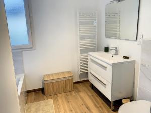Zdjęcie z galerii obiektu Maison neuve 6 pers à 350m mer, proche balades, avec wifi et jardin - FR-1-361-473 w mieście Carolles