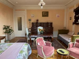 Posteľ alebo postele v izbe v ubytovaní Studio spacieux avec balcon, centre-ville d'Aix-les-Bains, proche Thermes, digicode, Wi-Fi - FR-1-555-87
