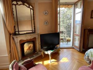 Televízia a/alebo spoločenská miestnosť v ubytovaní Studio spacieux avec balcon, centre-ville d'Aix-les-Bains, proche Thermes, digicode, Wi-Fi - FR-1-555-87
