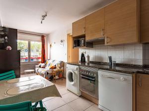 uma cozinha com máquina de lavar e secar roupa num quarto em Appartement Hendaye, 1 pièce, 2 personnes - FR-1-2-421 em Hendaye