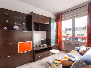 uma sala de estar com um sofá e uma televisão em Appartement Hendaye, 1 pièce, 2 personnes - FR-1-2-421 em Hendaye