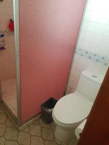 Bathroom sa Casa Cuernavaca con alberca en fraccionamiento
