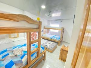 HOSTAL LAS FLORES客房内的一张或多张床位