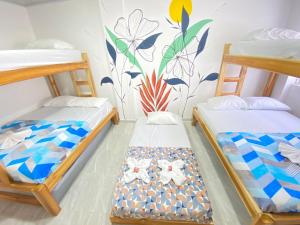 HOSTAL LAS FLORES客房内的一张或多张床位