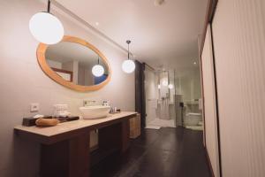 Ein Badezimmer in der Unterkunft Javana Royal Villas