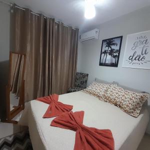 um quarto com duas camas com arcos vermelhos em 4 ESTAÇÕES - apto em condomínio - 2 quartos com ar condicionado em Campo Grande