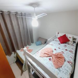 um quarto com uma cama e uma janela em 4 ESTAÇÕES - apto em condomínio - 2 quartos com ar condicionado em Campo Grande