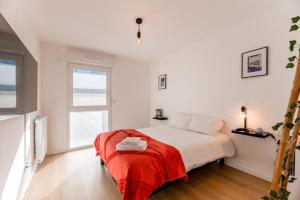 ein weißes Schlafzimmer mit einem Bett und einem Fenster in der Unterkunft Rouen, Seine View in Rouen