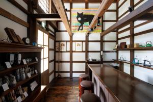 een grote kamer met een bar met houten balken bij Machi no Odoriba in Kanazawa