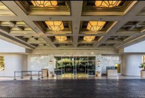 um quarto grande com um tecto grande com luzes em Private Studio - No Resort Fee - The Signature at MGM Grand Tower B em Las Vegas