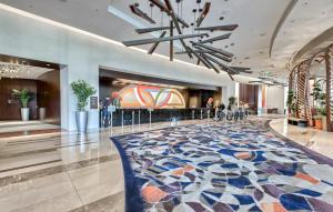 un vestíbulo con una alfombra colorida en un edificio en Gorgeous Suite Vdara 22nd FLR - POOL View - FREE Valet en Las Vegas