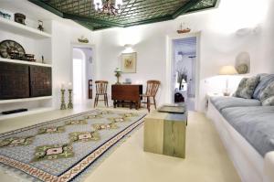 sala de estar con sofá y mesa en Villa Karam en Mykonos