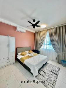 Schlafzimmer mit einem Bett und einem Deckenventilator in der Unterkunft Alaghapoo Service Apartment Near Drawbridge in Kuala Terengganu