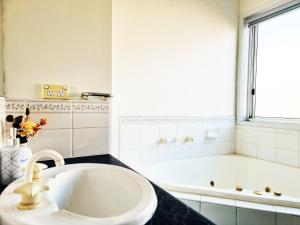 Ένα μπάνιο στο Rosie House-Spacious comfortable Home +29 φωτογραφίες