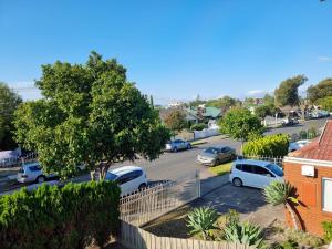 um grupo de carros estacionados num parque de estacionamento em Rosie House-Spacious comfortable Home em Melbourne