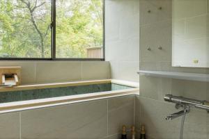 Un baño de 雅・小涌谷　温泉別荘　Miyabi Kowakudani Hopspring Villa