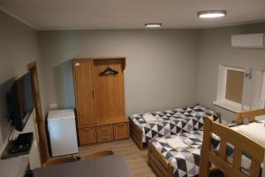 Kleines Zimmer mit 2 Betten und einem Schrank in der Unterkunft Alma B&B in Kalvarija