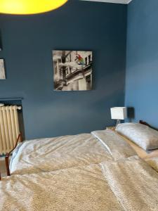 una camera con letto e parete blu di La finestra sul castello a Sestola