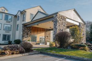 Casa grande con un edificio de piedra en The Ashley Inn & Suites, en Lincoln City