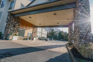 una entrada a un edificio con una pared de piedra en The Ashley Inn & Suites, en Lincoln City