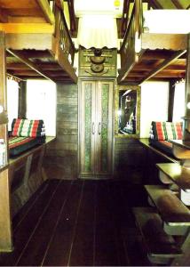 Zimmer mit Holzböden und einer Treppe mit Bänken in der Unterkunft Baan Thong Ching Resort in Khanom