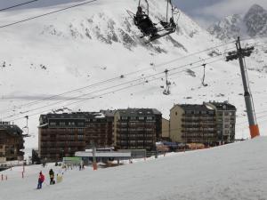 a ski slope with skiers and snowboarders on it at LCB Apartaments Pas de la Casa in Pas de la Casa