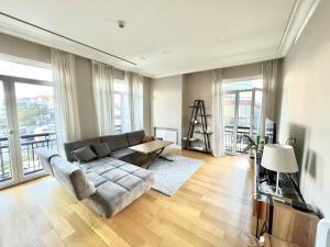Emaar 2Bed+3Bath 120sqm Spacious Apartment في إسطنبول: غرفة معيشة مع أريكة وطاولة