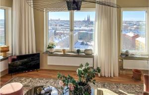sala de estar con ventanas grandes y vistas a la ciudad en Pet Friendly Apartment In Uppsala With Kitchen en Uppsala