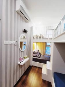 Mały pokój z łóżkiem piętrowym i lustrem w obiekcie English Homestay Seaview Johor Bahru Permas 6 pax w mieście Masai
