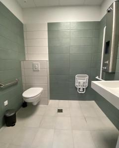 een badkamer met een toilet en een wastafel bij YASI Hostel in Lyon