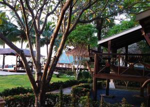 uma vista para um resort com uma árvore e uma ponte em Baan Thong Ching Resort em Khanom