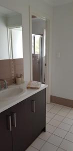 a bathroom with a sink and a large mirror at Maison de Chocolate in Broken Hill +18 photos