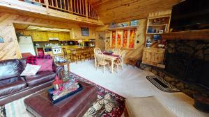 Una cabaña con vistas a la sala de estar y a la cocina. en Standing Bear Lodge With High Speed Wifi, en Red River