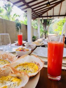 ハバラナにあるSwan Lake Habaranaの食べ物と飲み物の盛り合わせが付いたテーブル