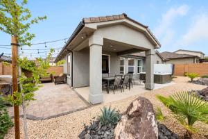 una casa indipendente con patio e cucina di Pool View at Paseos townhouse a Washington