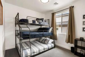 una stanza con due letti a castello e una finestra di Pool View at Paseos townhouse a Washington