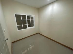a empty room with a window in the corner at โกลเด้นโฮม in Ban Map Chalut