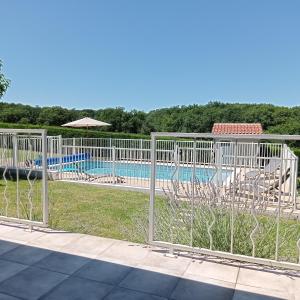 Basen w obiekcie Les Grésilles lub w pobliżu